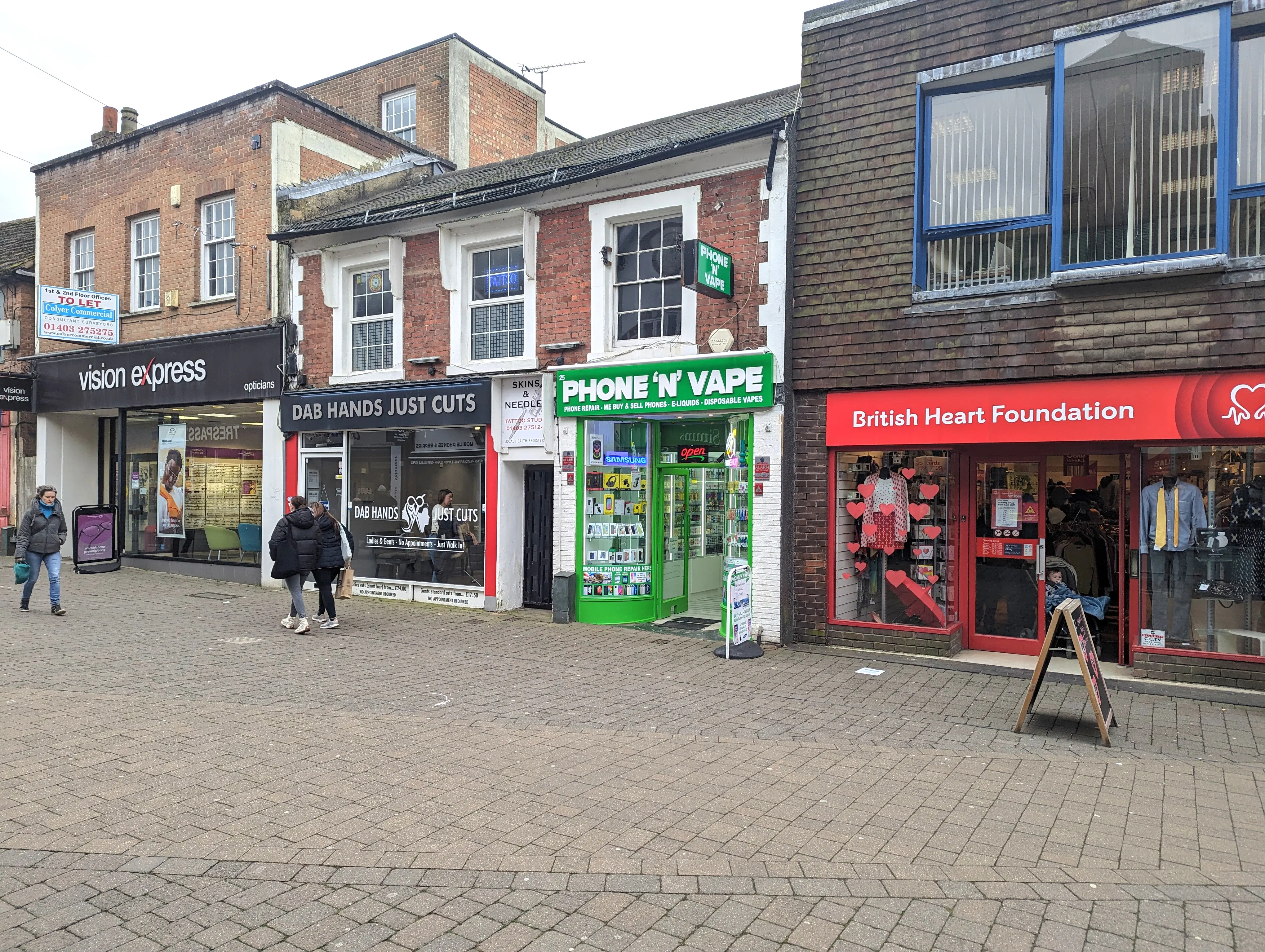 25 West Street, Horsham, Retail To Let - PXL_20240131_141236346.jpg