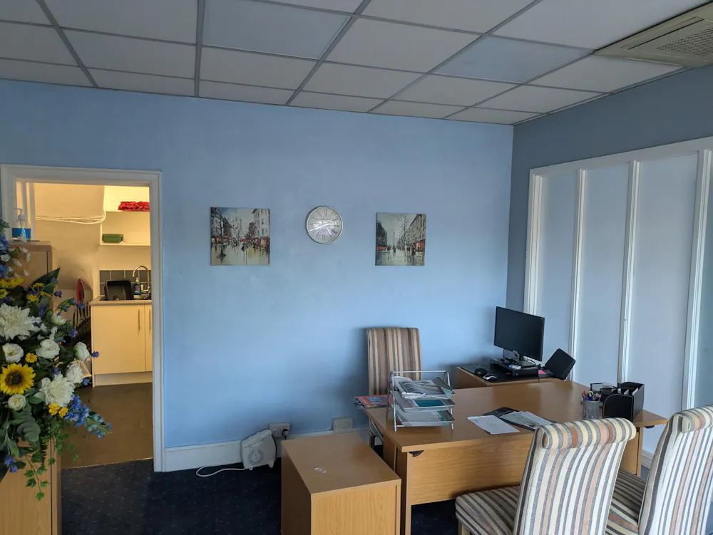 Ground Floor, 2 Aldershot Road - PXL_20261006_154221026.jpg