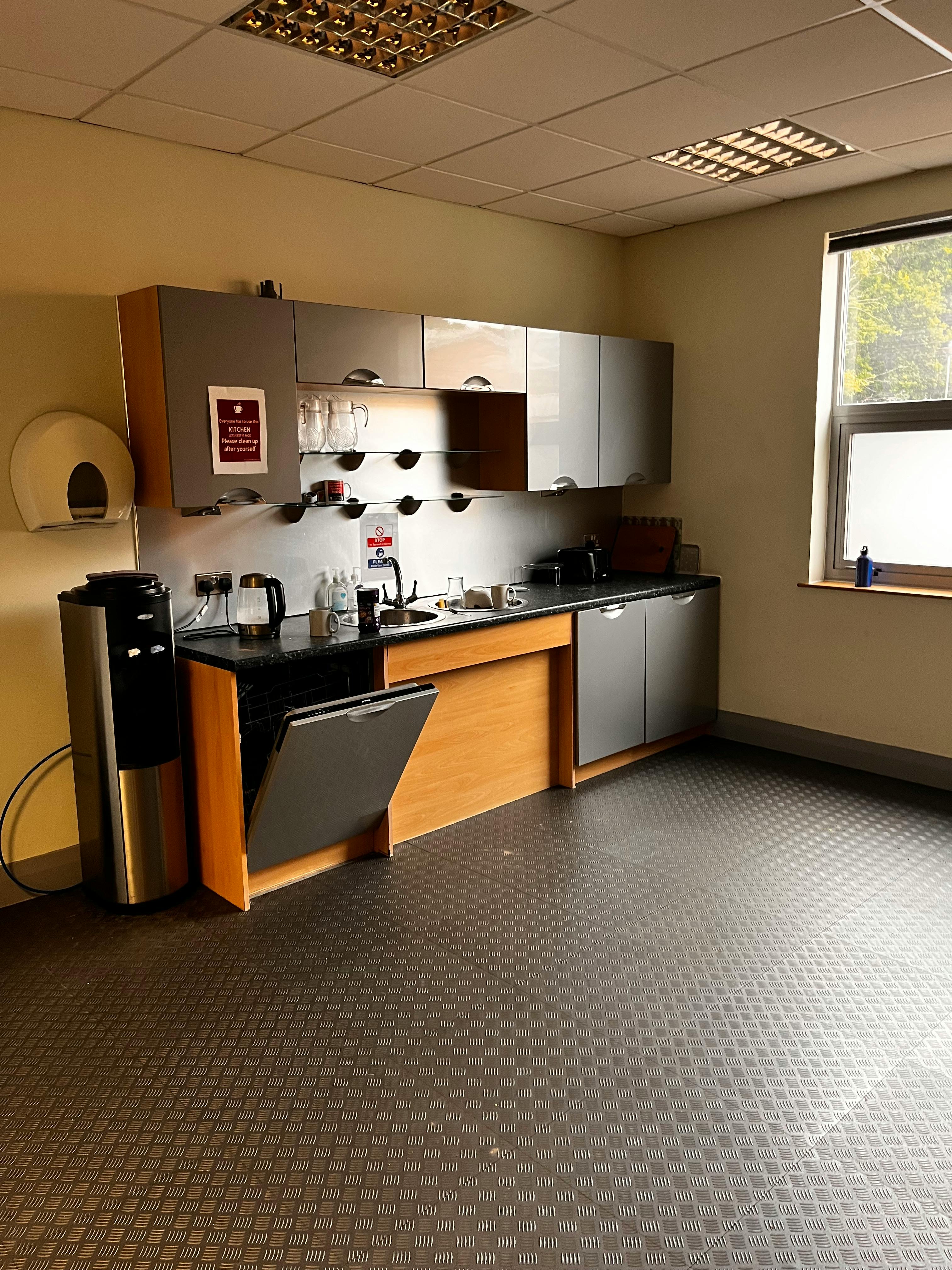 Office in Fareham - photo 3