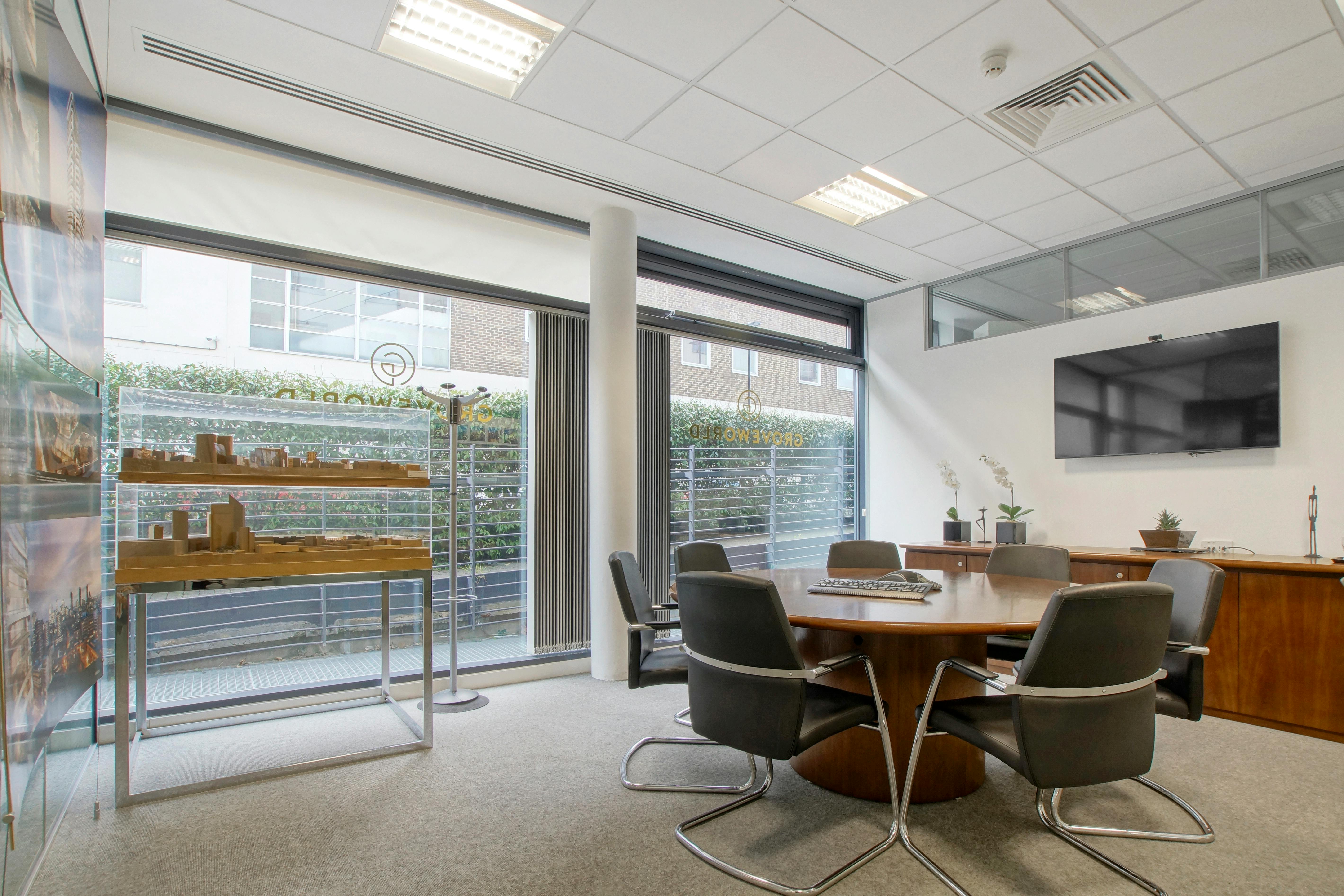 Retail/Shop in London - photo 4