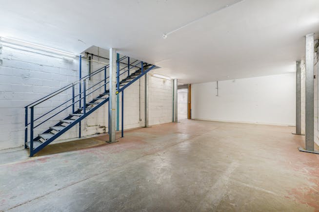 Showroom / Warehouse unit, 4-12 Kempson Close, Aylesbury, Industrial / Retail To Let - 101955_4-12-Kempson-Close-Gatehouse-Way (35).jpg