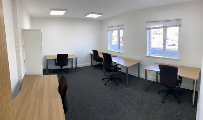 Chilterns House Business Centre, Eton Place, Burnham, Offices To Let - CH G5  6 desk July 2024.jpg