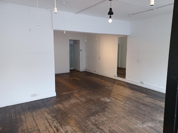 6 Baker Street, Weybridge, Retail To Let - 20260108_111927.jpg