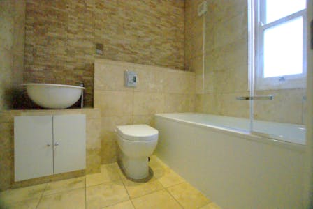 28 Woodseer Street, London, Residential To Let - family bathroom.JPG