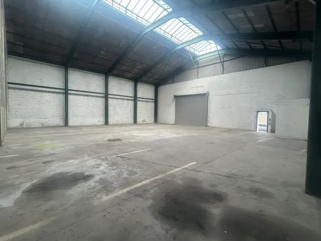 Unit B Vallis Trading Estate, Robins Lane - Interior 2.jpeg