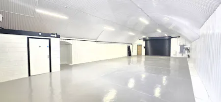 Arch 451 & Arch 452, Andre Street, London, Industrial To Let - 20260528_161445 - Edited.jpg