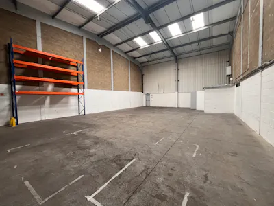 16 March Place, Aylesbury, Industrial To Let - 20260608_114715903_iOS.jpg
