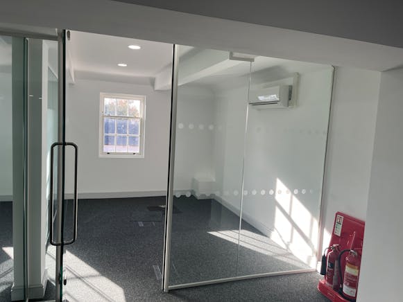 Second Floor Offices, 79-81 High Street, Marlow, Offices To Let - 20251104_133522091_iOS.jpg