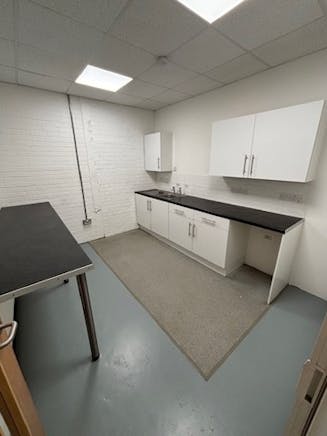 Unit 5 Bear Court, Basingstoke, Industrial To Let - BC5Picture5  16 10 2025.jpg