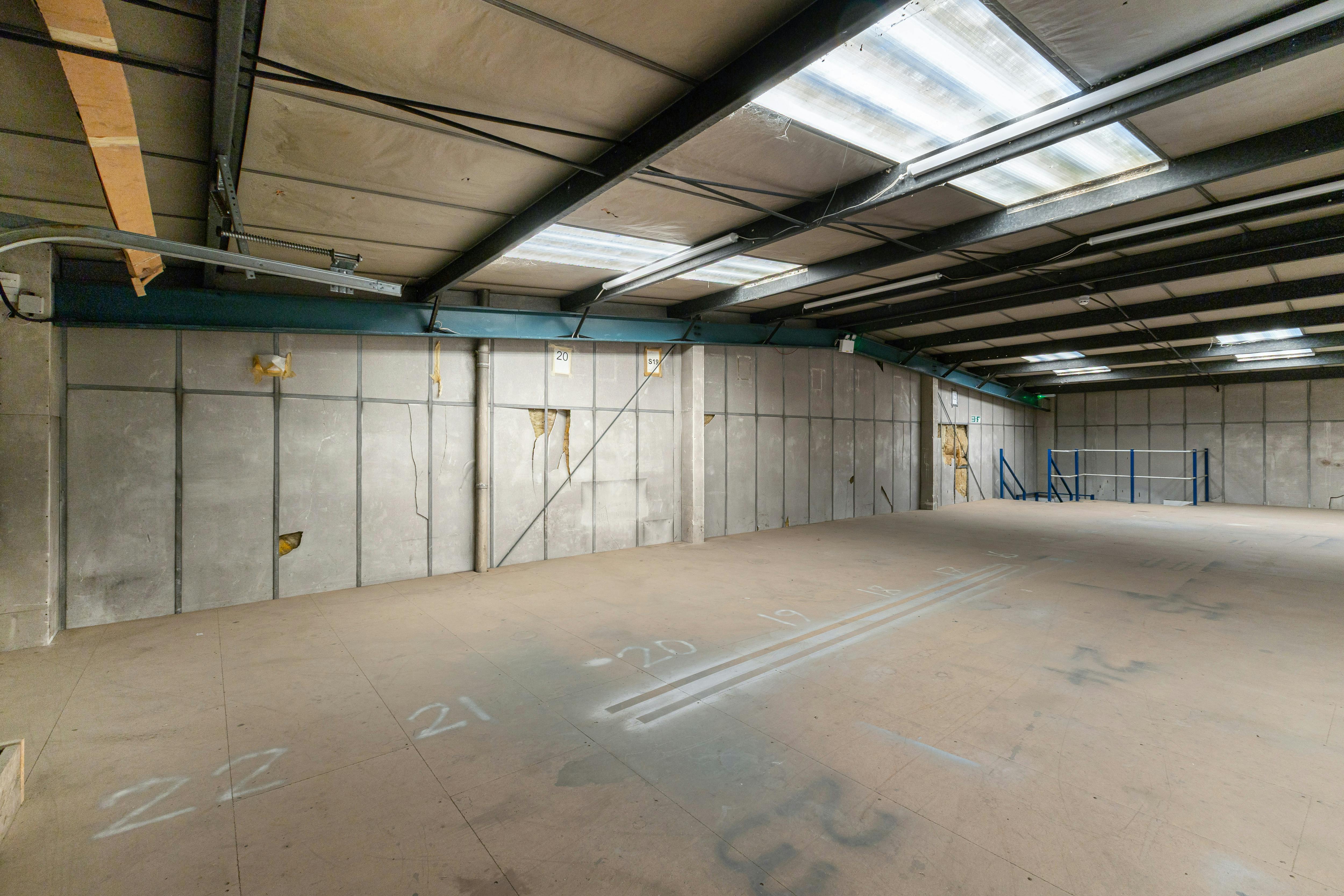 Showroom / Warehouse unit, 4-12 Kempson Close, Aylesbury, Industrial / Retail To Let - 101955_4-12-Kempson-Close-Gatehouse-Way (37).jpg