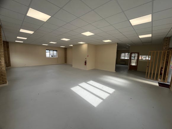 Unit 4, High Wycombe, Industrial / Offices To Let - 20250328_091453702_iOS.jpg