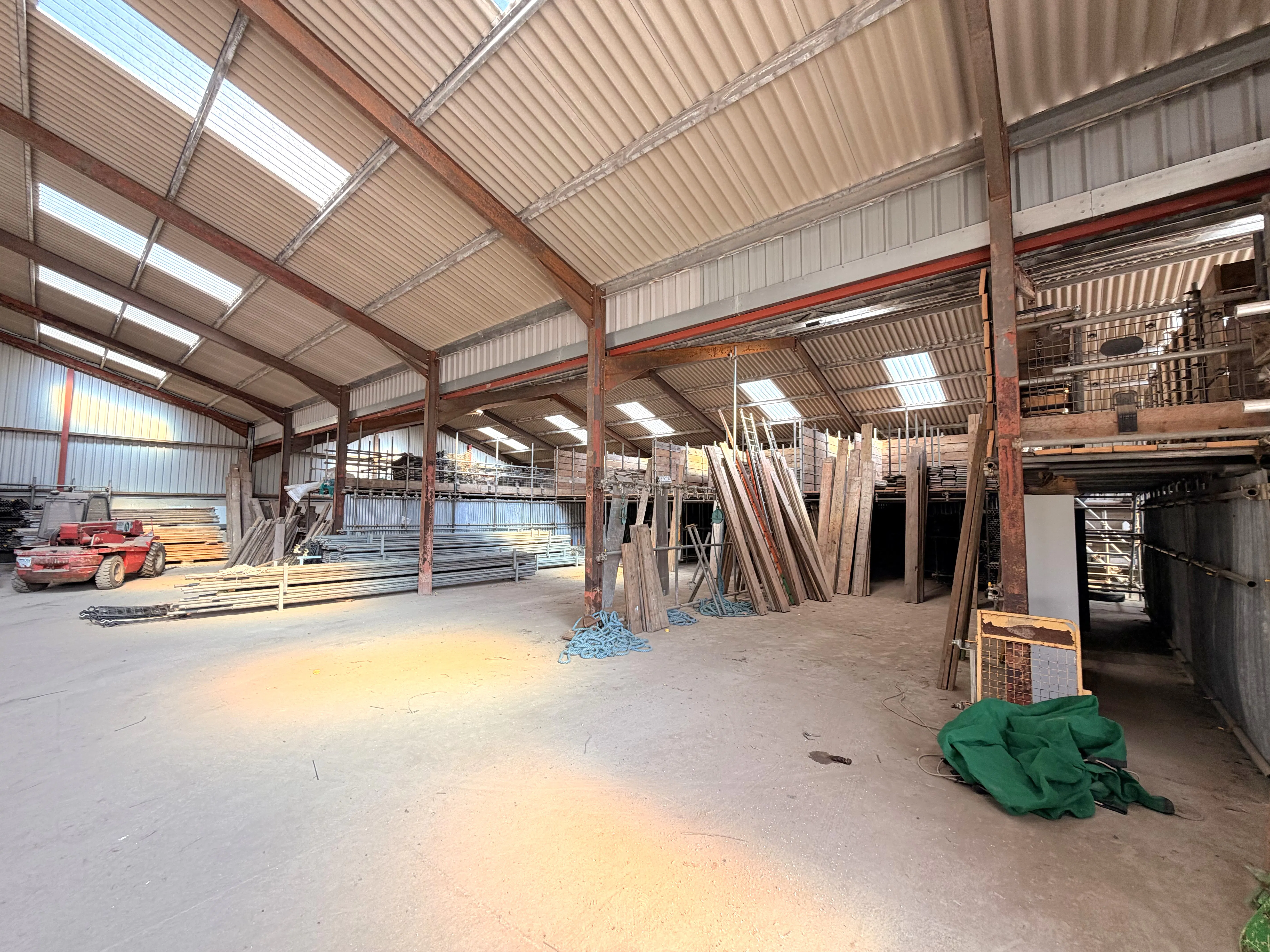Warehouse at Eastwood Farm, Newdigate, Industrial To Let - IMG_8293.jpeg