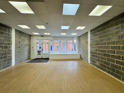 50 Wedgewood Street, Aylesbury, Retail To Let - 20260805_113439000_iOS 7.jpg