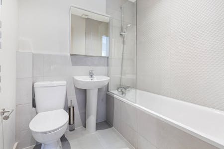 Tuskar Street, London, Terraced house To Let - Bathroom