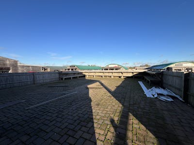 Bradmoor Farm, Stanbridge Road, Aylesbury, Retail / D1 (Non Residential Institutions) To Let - IMG_5074.JPG