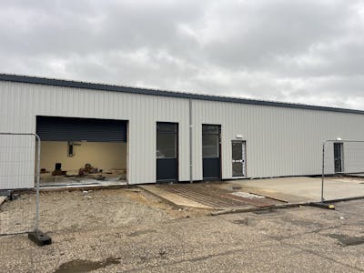 Units 1-4 The Point, Aylesbury, Industrial To Let - 20251023_082529015_iOS.jpg