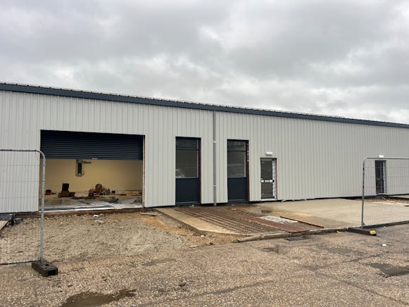 Units 2-4 The Point, Aylesbury, Industrial To Let - 20251023_082529015_iOS.jpg