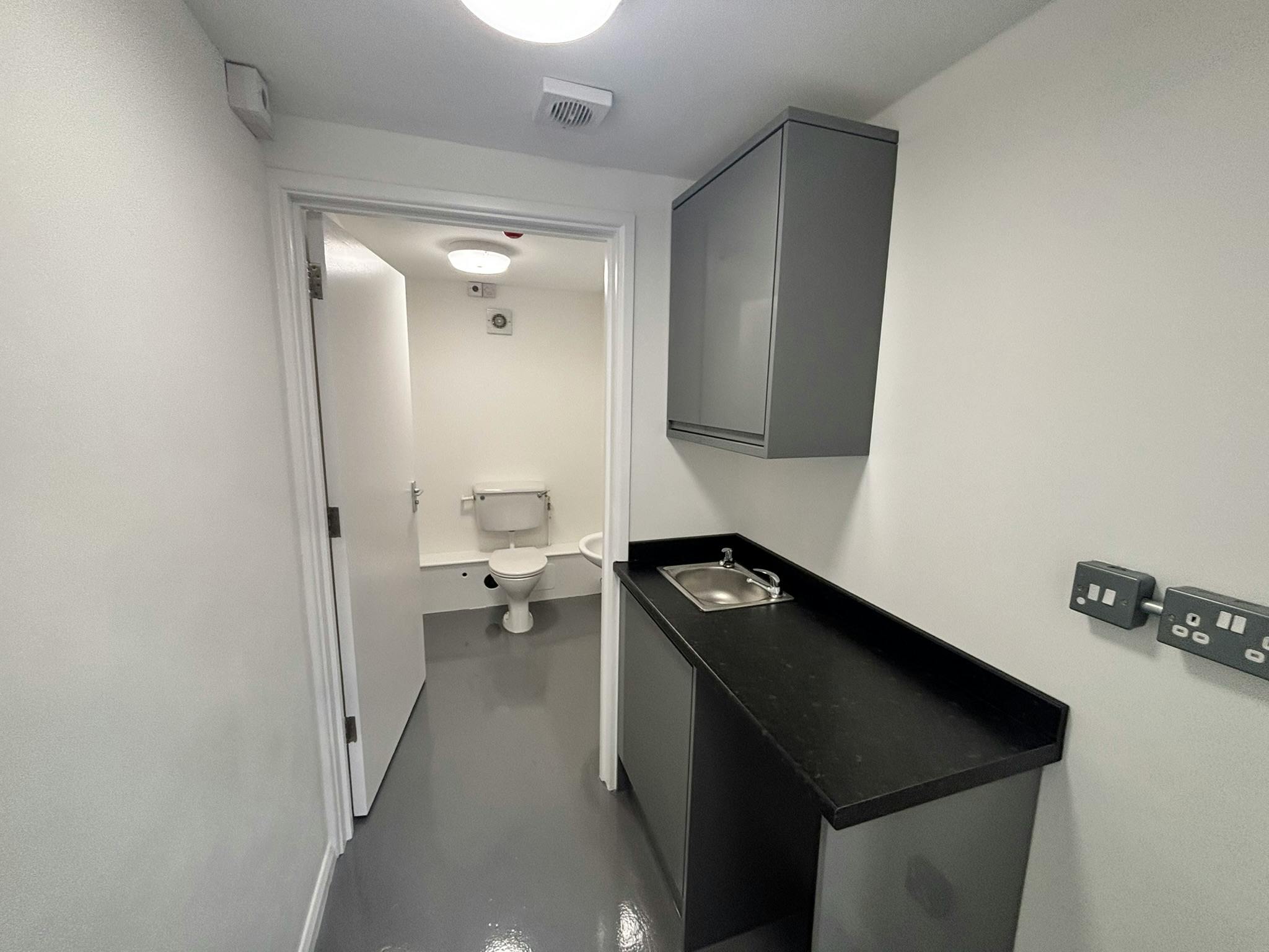 Industrial Unit in Portsmouth - photo 3