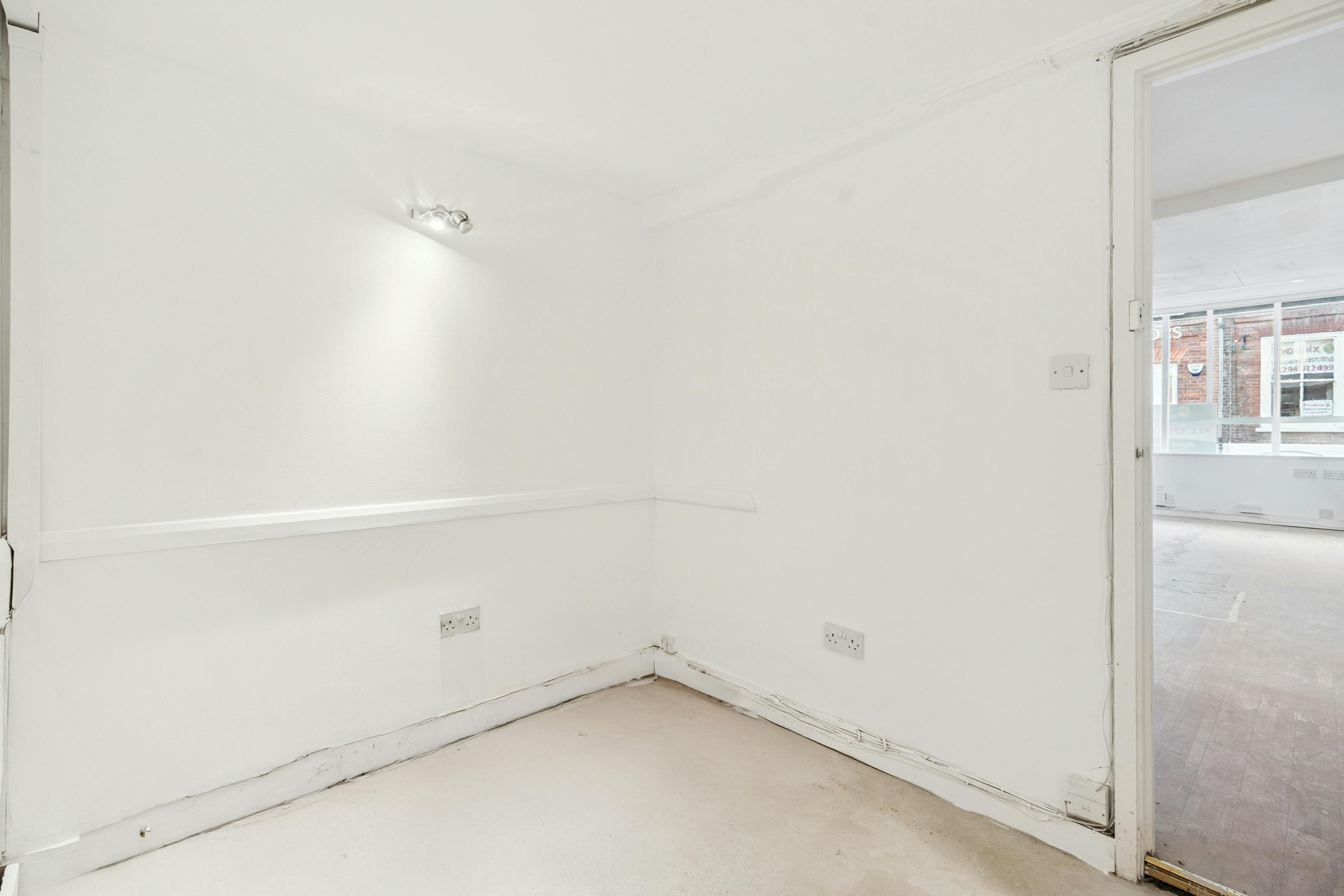 15 Temple Street, Aylesbury, Offices To Let - DSC00293-2-e7d9000103d30e607a074153d97ee69c.jpg