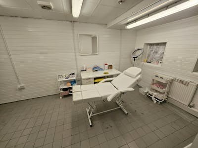 32 Market Street, Hyde, Leisure / Office / Retail To Let - 20260211_132542.jpg