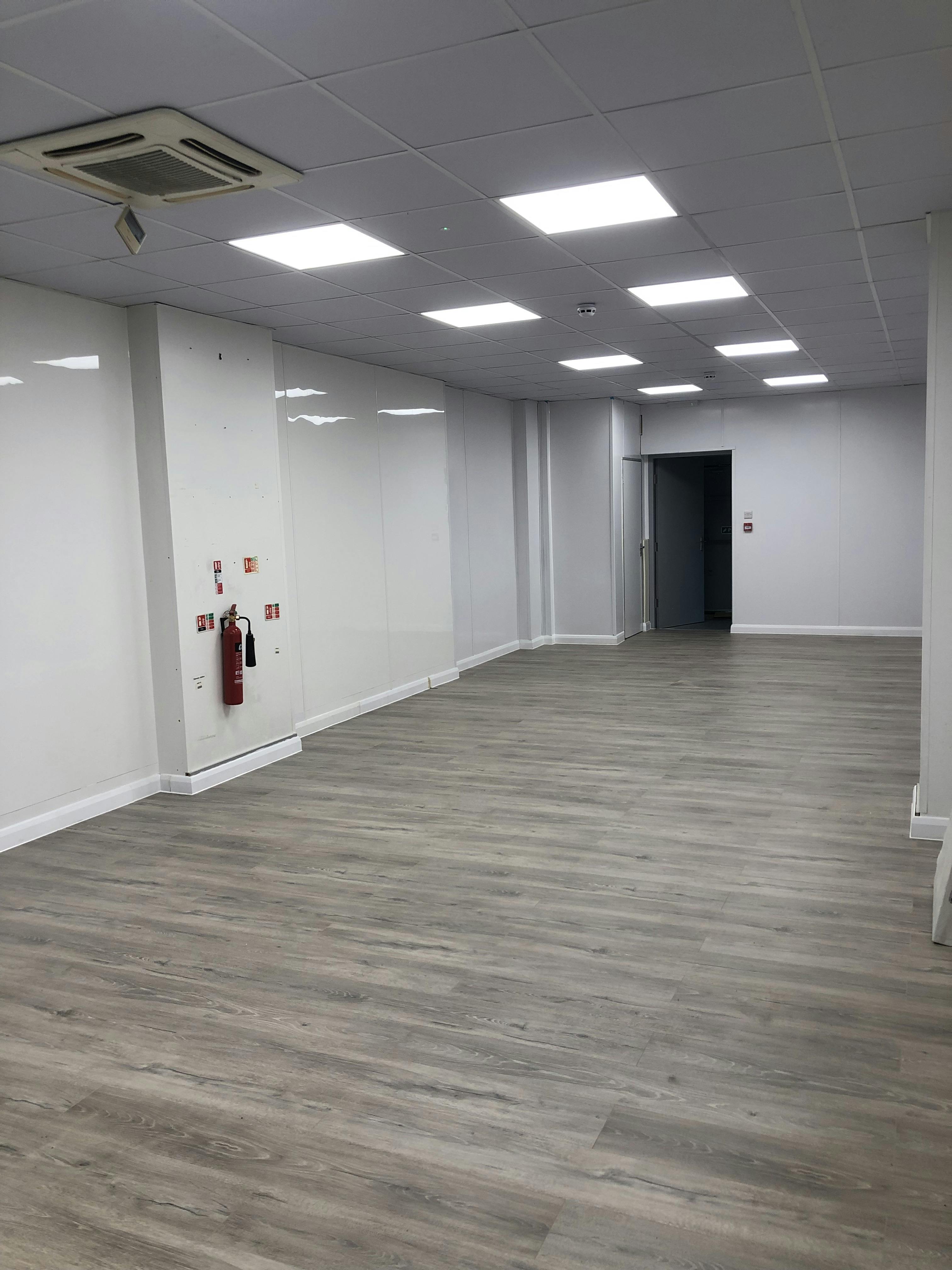 4 Kingfisher Court, Guildford, Retail To Let - IMG_0952.jpg