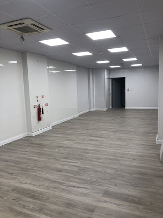 4 Kingfisher Court, Guildford, Retail To Let - IMG_0952.jpg