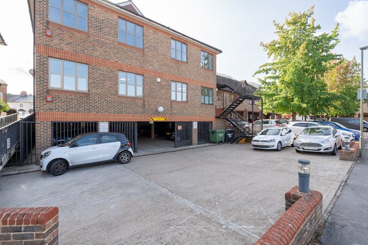 15-17 The Crescent, Leatherhead, Offices To Let - IW041023HW066.jpg