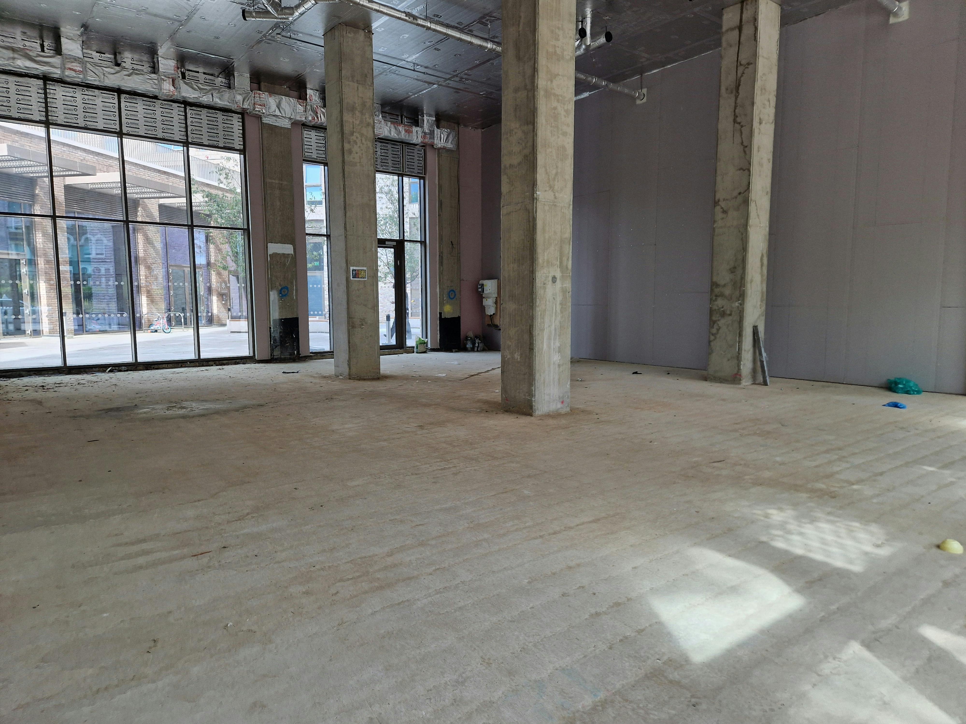 Retail/Shop in London - photo 2