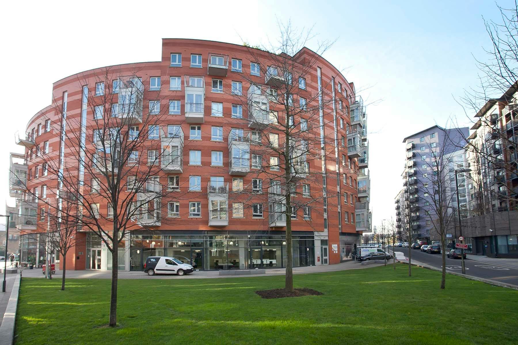 Retail/Shop in London - photo 2