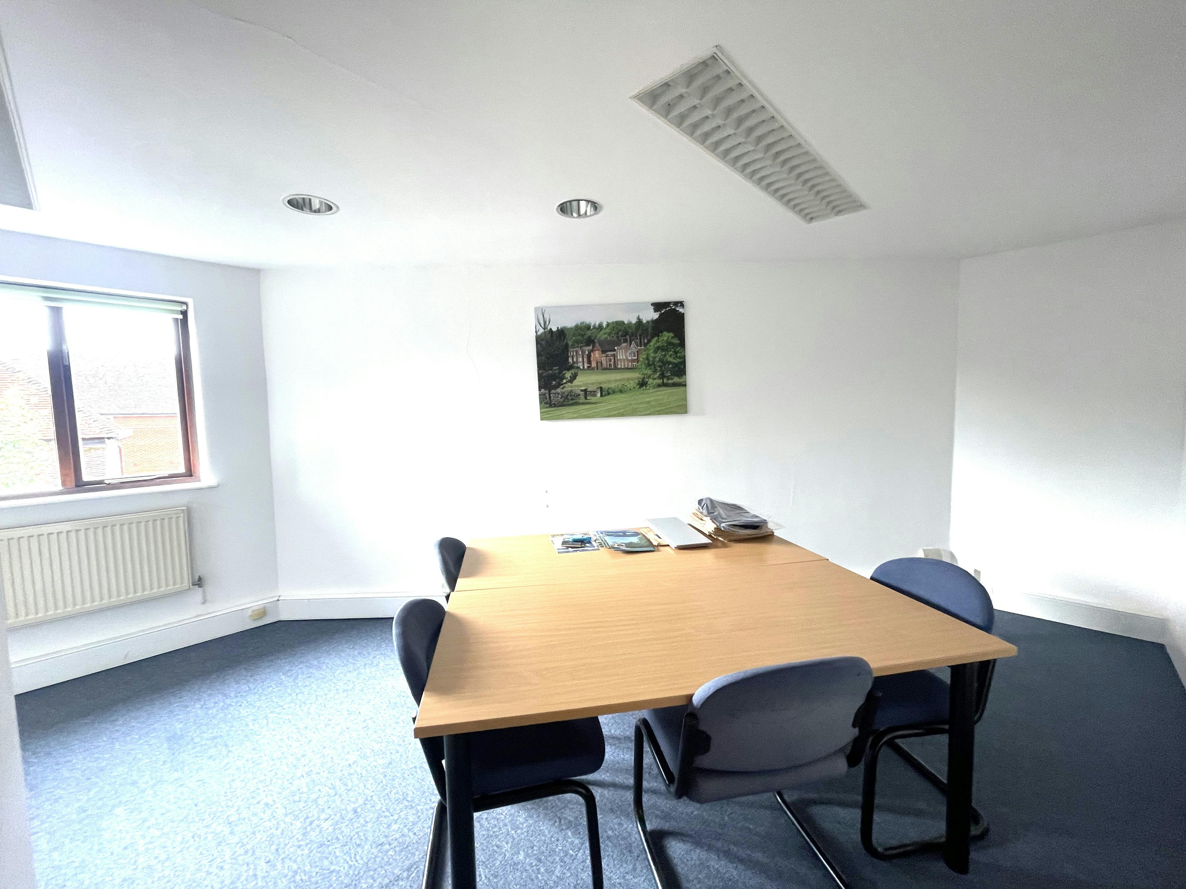 35 Swan Court, Pulborough, E and service