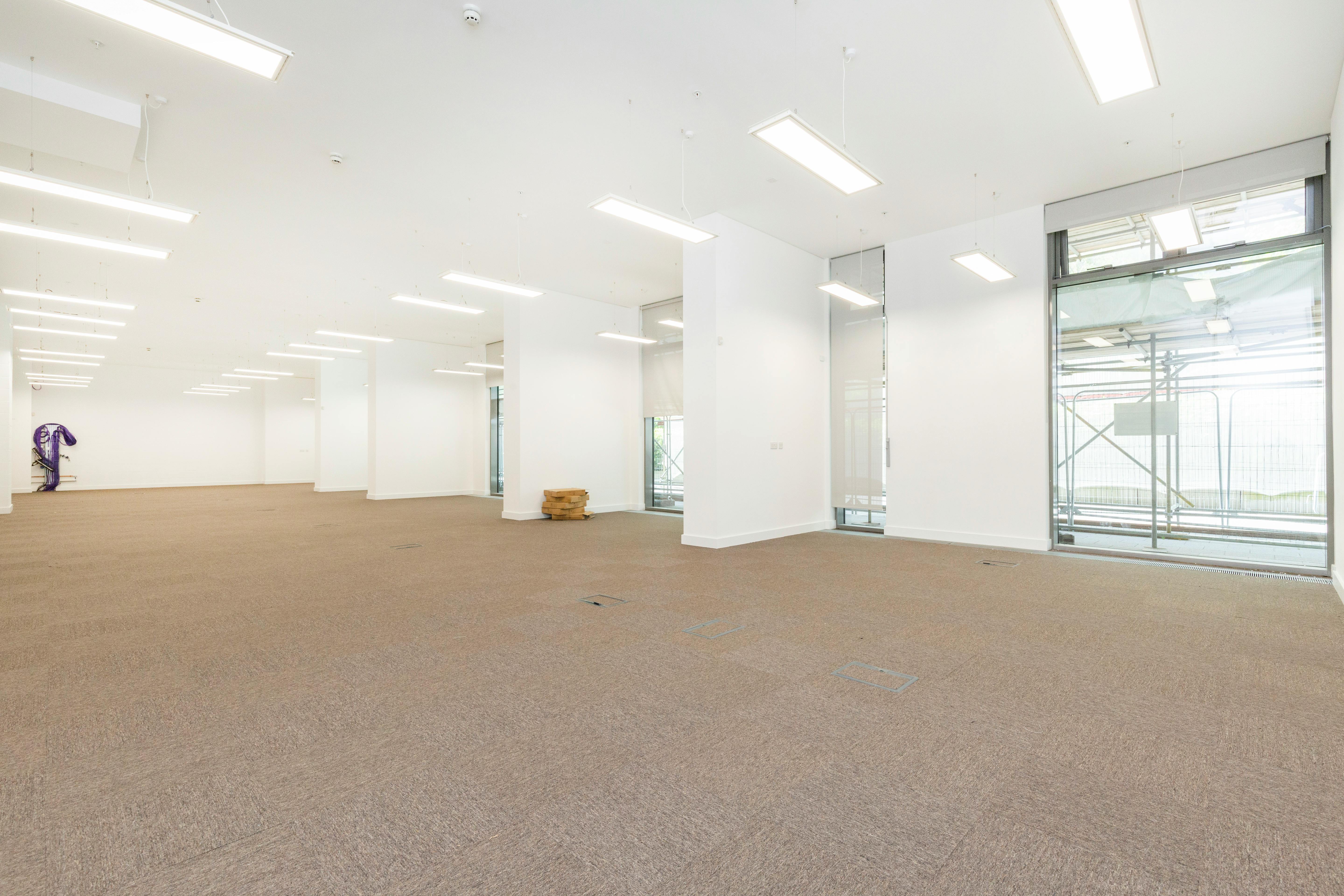 Retail/Shop in London - photo 3