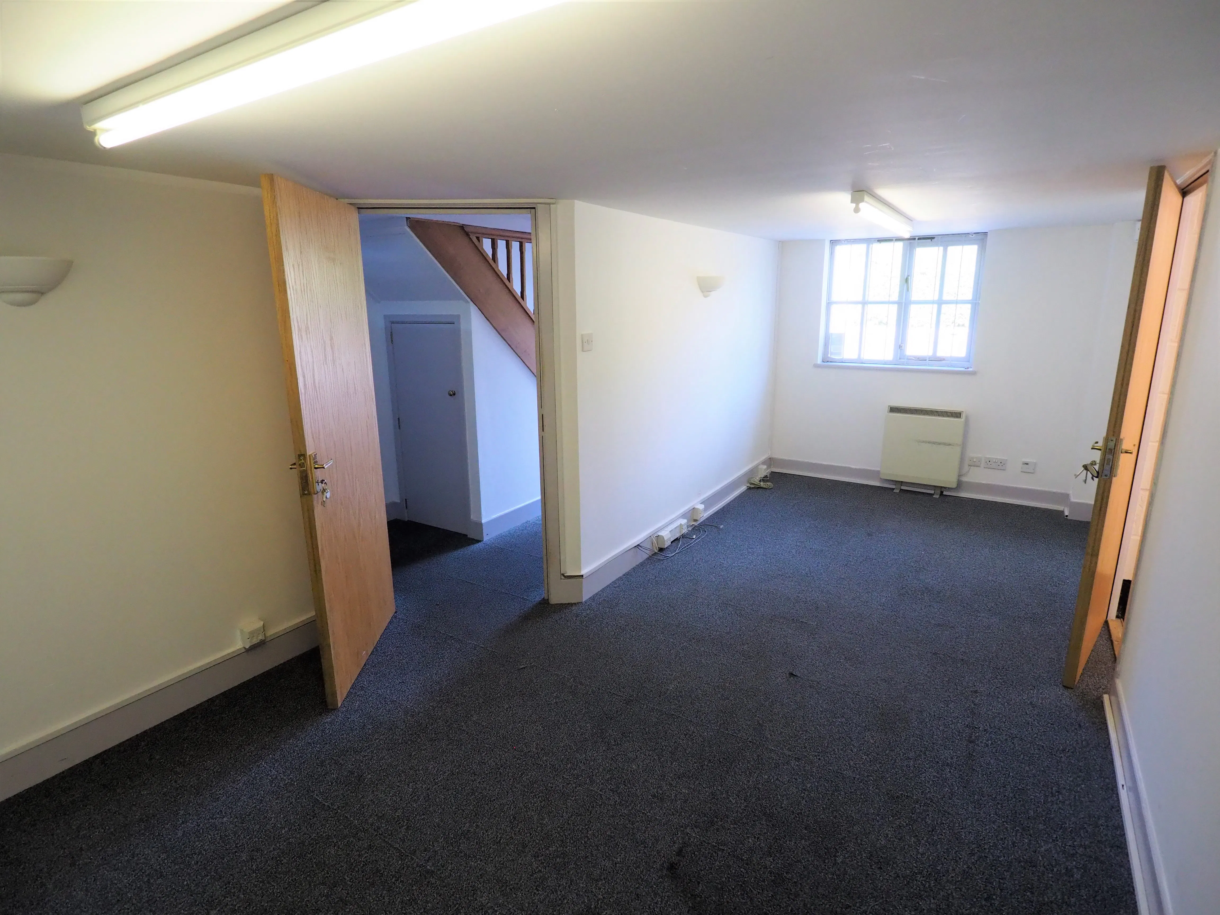 The Annexe, Meadow Court, Horsham, Office To Let - PA090052.JPG