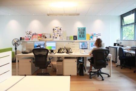 4 Isetta Square, Brighton, E (Commercial / Business / Service) / Flex Office / Hot Desk / Office To Let - studio_bench[74].jpg