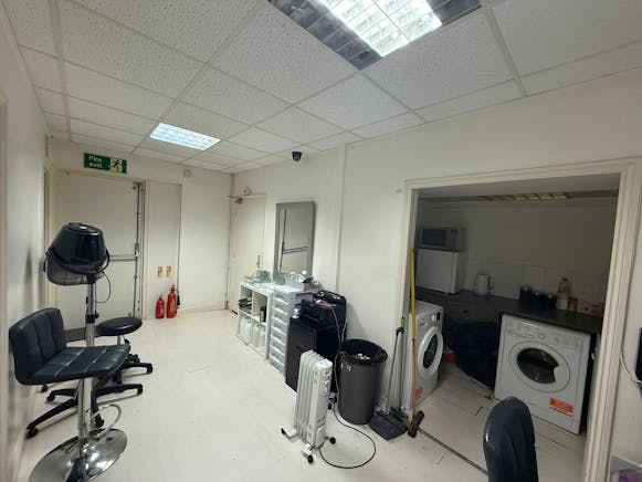8 Chalvedon Square, Basildon, Retail To Let - WhatsApp Image 20241024 at 092445_5524c92a.jpg