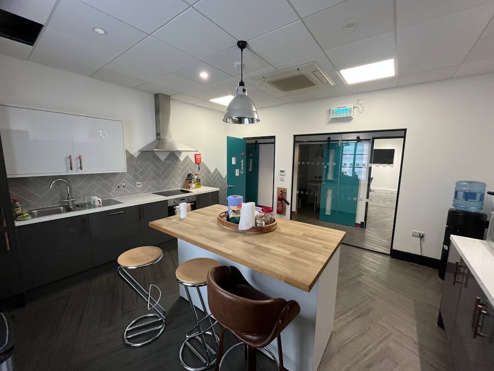 Unit 5 First Floor Offices, Midshires Business Park - 20260319_101406120_iOS.jpg