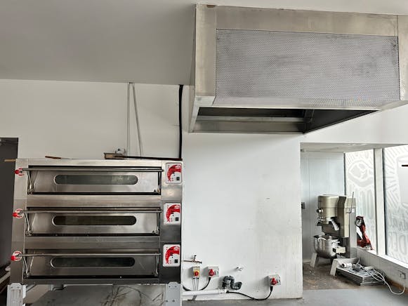 Unit 12, 8 Kew Bridge Road, Brentford, Restaurant To Let - IMG_2554.JPEG