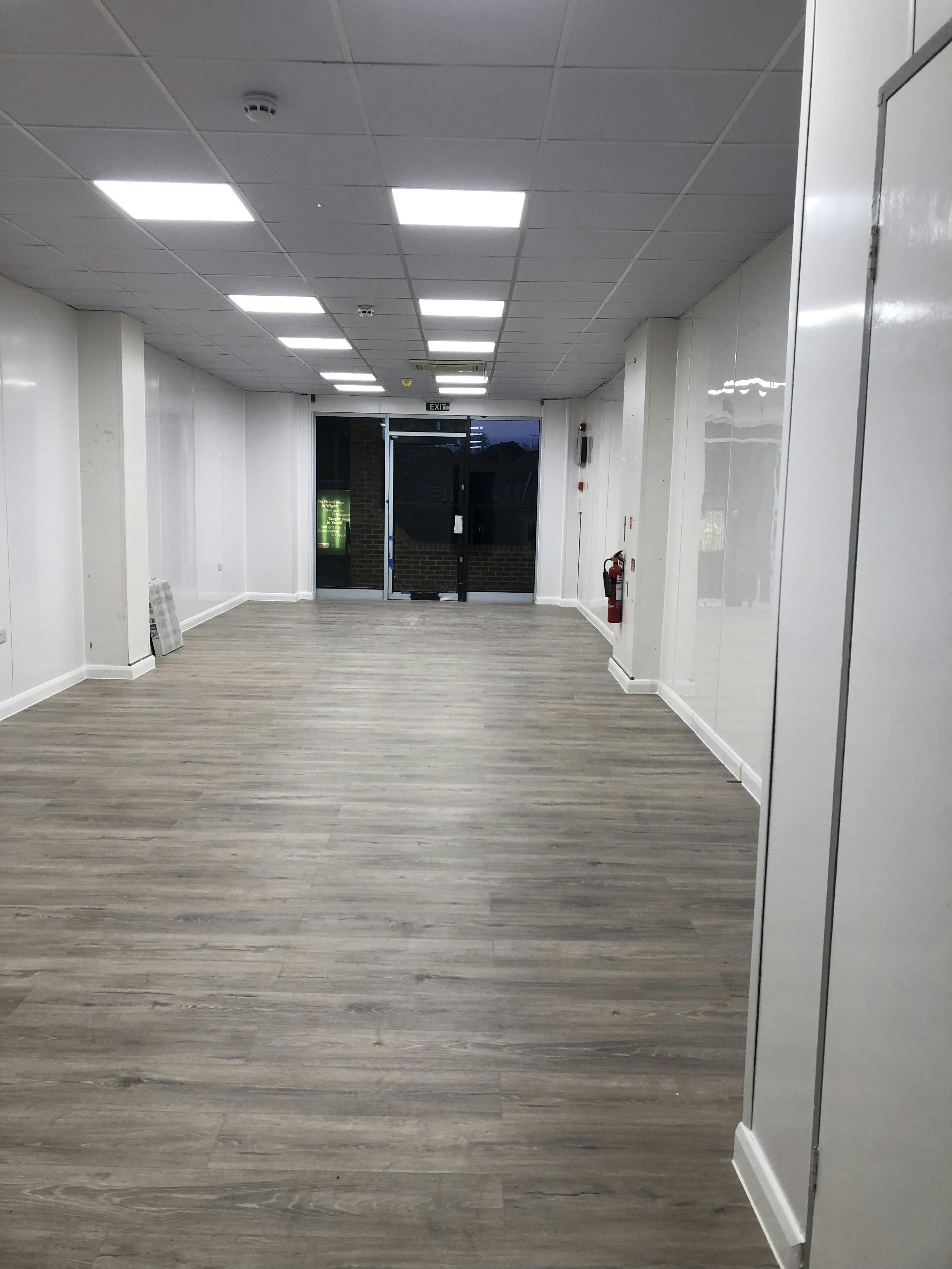 4 Kingfisher Court, Guildford, Retail To Let - IMG_0953.jpg