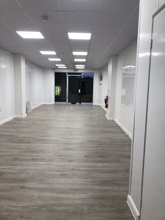 4 Kingfisher Court, Guildford, Retail To Let - IMG_0953.jpg