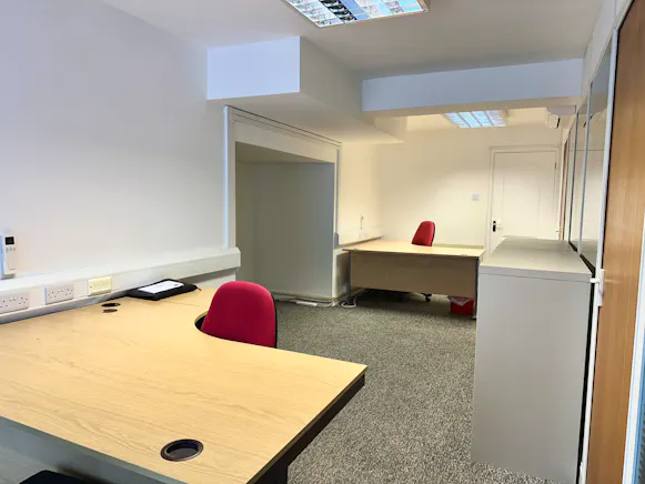 8 St Thomas Road, Luton, Office / Retail To Let - 20260609_173343609_iOS.jpg