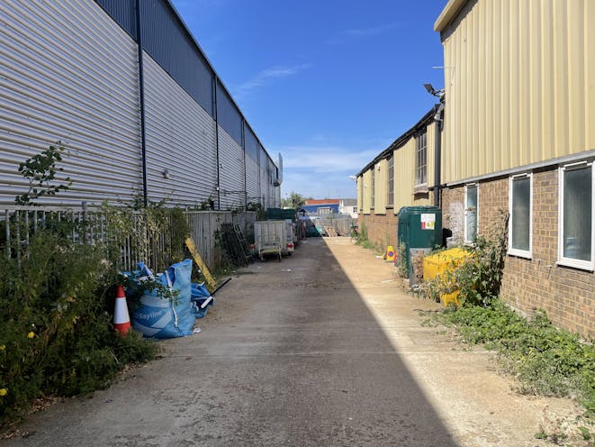 Unit 7, Oades Industrial Estate, Egham, Warehouse & Industrial To Let - IMG_5411.jpg