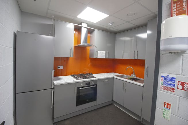 Unit 8 Maple Grove Business Centre, Hounslow, Industrial / Warehouse To Let - 6.jpg