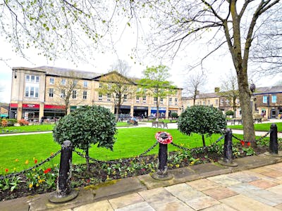 Former Natwest, Norfolk Square, Glossop, Leisure / Office / Retail To Let - 20240418_115157.jpg