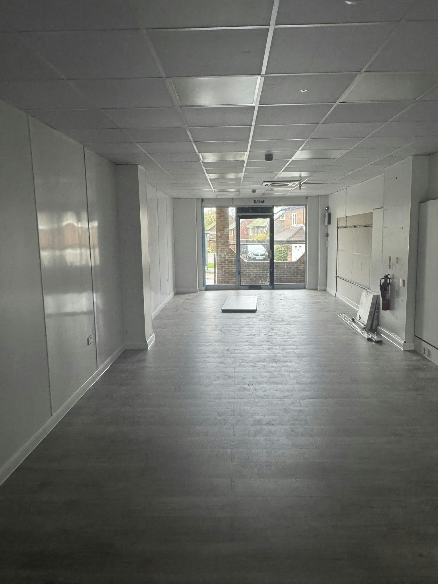 4 Kingfisher Court, Guildford, Retail To Let - IMG_5900.JPEG