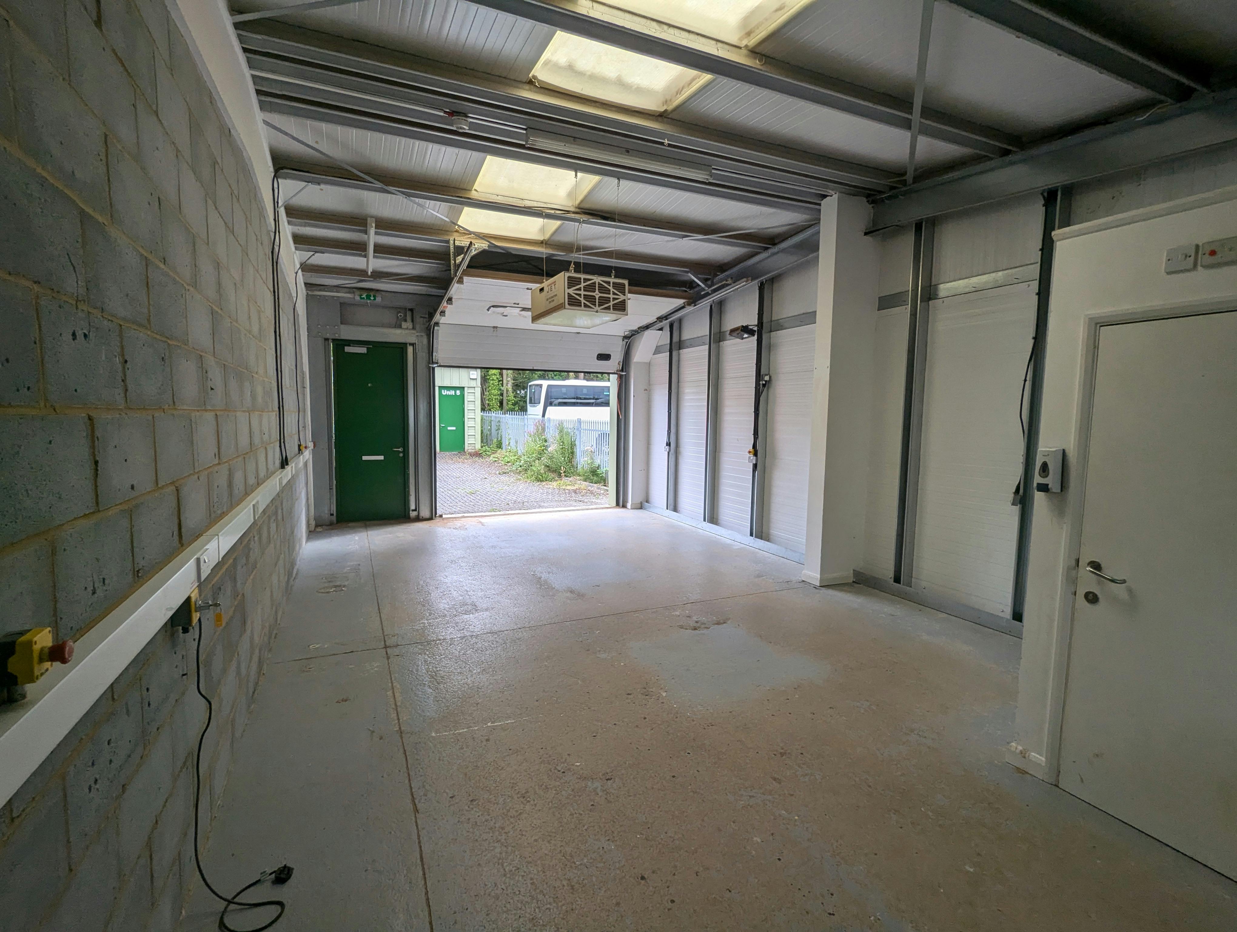 Unit 4, Woking, Industrial / Warehouse To Let - PXL_20240715_161451124.jpg