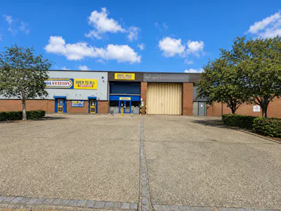 Unit 7 Finchley Industrial Estate, Finchley, Industrial To Let - Shutter Loading door - Finchley.png