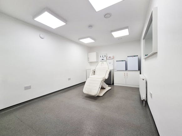1827 Maryhill Road, Glasgow For Sale - room1.jpg