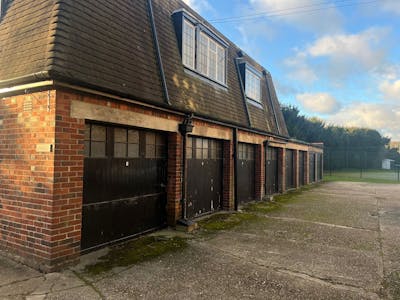 Garages 1-8, Green Tiles Lane, Uxbridge, Industrial/Logistics To Let - IMG20241220WA0002.jpg