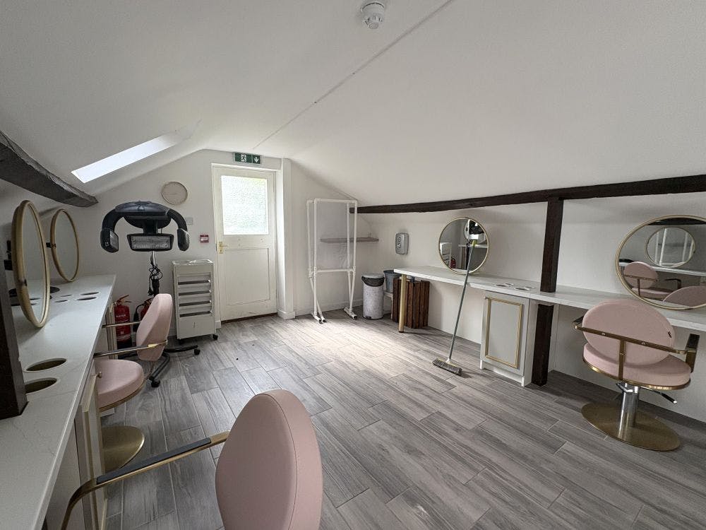 'The Hair Lounge' Merton Road, Bicester, Office / Retail To Let - image00016.jpg