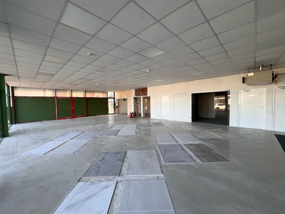 5 Broadfields Retail Park, Aylesbury, Industrial / Retail / Industrial Lease Assignment - WhatsApp Image 20250425 at 152644_2f956be0.jpg