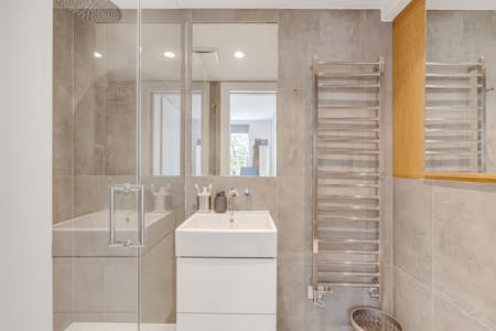 St John Street, London, Residential Flat To Let - Family Bathroom